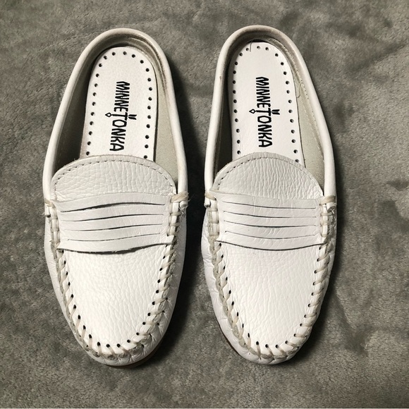 MINNETONKA White Leather Slid on Loafers Boat Shoes Women Size 5 - Picture 1 of 12